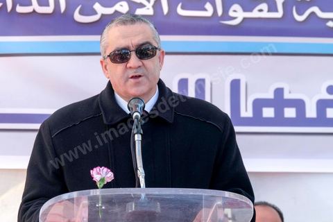 14 janvier 2018 : commémoration sur l'avenue Habib Bourguiba à Tunis du 7ème anniversaire d ela Révolution tunisienne et du départ de Ben Ali. DAsn un contexte de fortes tensions sociales et d'affrontements de jeunes avec la police dasn plusisuers villes de Tunisie depuis une semaine, la journée fut étonnament calme, peu de manifestants et de revnedications sociales face à une très forte présence policière. certains exprimaaient leur fierté, mais d'autres criaient surtout leur colère face à la persistance des maux - pauvreté, chômage et corruption - à l'origine de la chute de la dictature. Des membres du collectif citoyen « Manich Msamah » (« Je ne pardonnerai pas ») ont défilé en brandissant les photos de « martyrs » de la révolution tandis que des jeunes manifestaient pour l'emploi. Des partis politiques avaient installé des stands.