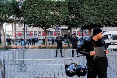14 janvier 2018 : commémoration sur l'avenue Habib Bourguiba à Tunis du 7ème anniversaire d ela Révolution tunisienne et du départ de Ben Ali. DAsn un contexte de fortes tensions sociales et d'affrontements de jeunes avec la police dasn plusisuers villes de Tunisie depuis une semaine, la journée fut étonnament calme, peu de manifestants et de revnedications sociales face à une très forte présence policière. certains exprimaaient leur fierté, mais d'autres criaient surtout leur colère face à la persistance des maux - pauvreté, chômage et corruption - à l'origine de la chute de la dictature. Des membres du collectif citoyen « Manich Msamah » (« Je ne pardonnerai pas ») ont défilé en brandissant les photos de « martyrs » de la révolution tandis que des jeunes manifestaient pour l'emploi. Des partis politiques avaient installé des stands.