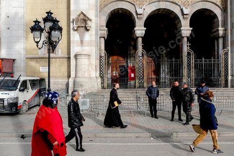 14 janvier 2018 : commémoration sur l'avenue Habib Bourguiba à Tunis du 7ème anniversaire d ela Révolution tunisienne et du départ de Ben Ali. DAsn un contexte de fortes tensions sociales et d'affrontements de jeunes avec la police dasn plusisuers villes de Tunisie depuis une semaine, la journée fut étonnament calme, peu de manifestants et de revnedications sociales face à une très forte présence policière. certains exprimaaient leur fierté, mais d'autres criaient surtout leur colère face à la persistance des maux - pauvreté, chômage et corruption - à l'origine de la chute de la dictature. Des membres du collectif citoyen « Manich Msamah » (« Je ne pardonnerai pas ») ont défilé en brandissant les photos de « martyrs » de la révolution tandis que des jeunes manifestaient pour l'emploi. Des partis politiques avaient installé des stands.