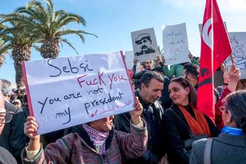 26 janvier 2018 : une centaine de manifestations s'est réunie se vendredi après midi devant l'Assemblée (ARP) au Bardo à l'appel du mouvement "Fech Nestanew" contre la loi de Finances 2018 et les arrestations policières durant les mouvemants sociaux du mois de janvier. Les manifestants ont scandés des slogans contre le ministère de l’Intérieur et les agents des forces de l’ordre postés devant le siège de l’ARP ce qui a provoqué des affrontements entre manifestants et agents de sécurité.Mais le constat est un essouflement du mouvement qui n'arrive pas à mobiliser depuis le début des mouvements sociaux. 