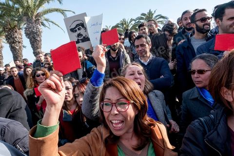 26 janvier 2018 : une centaine de manifestations s'est réunie se vendredi après midi devant l'Assemblée (ARP) au Bardo à l'appel du mouvement "Fech Nestanew" contre la loi de Finances 2018 et les arrestations policières durant les mouvemants sociaux du mois de janvier. Les manifestants ont scandés des slogans contre le ministère de l’Intérieur et les agents des forces de l’ordre postés devant le siège de l’ARP ce qui a provoqué des affrontements entre manifestants et agents de sécurité.Mais le constat est un essouflement du mouvement qui n'arrive pas à mobiliser depuis le début des mouvements sociaux. 