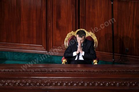 1er février 2018 : Discours de Emmanuel Macron devant les députés de l'ARP, assemblée de représentants du peuple, au Bardo en Tunisie. Après avoir souligné que les difficultés de la Tunisie sont essentiellement économiques, le président français a précisé que « des réformes douloureuses s’imposent, pour que la Tunisie soit un véritable pôle d’attractivité ».De 2016 à 2020, l’aide de la France à la relance de la Tunisie s’élève à 1,2 milliard d’euros assortie de 500 millions supplémentaires sur 2020-2022. « Si vous échouez, nous échouons » sera la phrase répétée par Macron durant ces 24h de visite d'état.