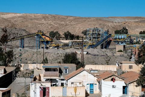 17 janvier 2018 : Au centre ville de Redeyef, l'unité de lavage du Phosphate de la CPG (Compagnie des Phosphates de Gafsa) domine la ville avec ses installations, ses monticules de phosphates et de déchets de phosphates.