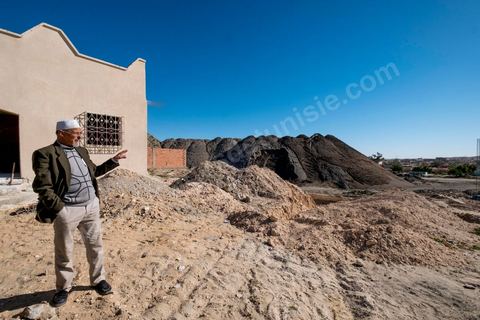 17 janvier 2018 : Au centre ville de Redeyef, l'unité de lavage du Phosphate de la CPG (Compagnie des Phosphates de Gafsa) domine la ville avec ses installations, ses monticules de phosphates et de déchets de phosphates.