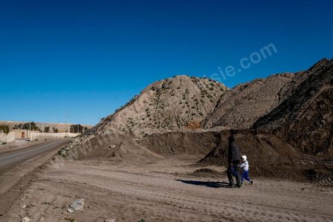 17 janvier 2018 : Au centre ville de Redeyef, l'unité de lavage du Phosphate de la CPG (Compagnie des Phosphates de Gafsa) domine la ville avec ses installations, ses monticules de phosphates et de déchets de phosphates.