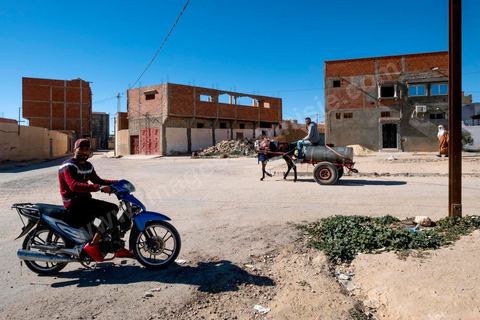 17 janvier 2018 : dans les rues de Redeyef l'abandon de la région s'affiche à chaque coin de rues, jeunes sans emploi, problème de distribution d'eau, urbanisme et routes à l'abandon, ville en chantier, ...