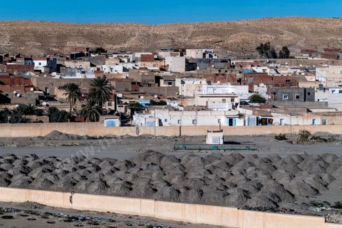 17 janvier 2018 : En plein centre ville de Moulares, l'usine de lavage du photosphate de la CPG marque le paysage urbain et la vie des habitants. 