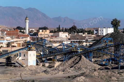 17 janvier 2018 : En plein centre ville de Moulares, l'usine de lavage du photosphate de la CPG marque le paysage urbain et la vie des habitants. 