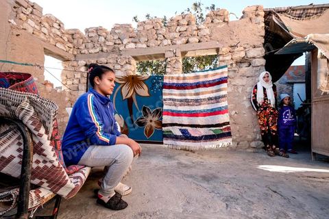 17 janvier 2018 : à Moulares, REBAH KHLEFI, 49 ans, divorcée vit avec sa fille HANAN, 16 ans, à quelques dizaines de mètres de la laverie de phosphate et de la colline de résidus pollués.