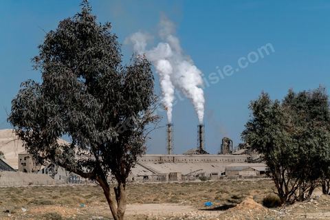 19 janvier 2018 : SIte de transformation du Phosphate de Mdhilla appartenant au GCT (Groupe Chimique Tunisien) et comprenant une unité de production d'acide sulfurique, une d'acide phosphorique et deux unités de de production de TSP (Triple Super Phosphate). Cette usine est située à l'entrée de la ville de Mdhilla et une quinzaine de kilomètres de Gafsa.
