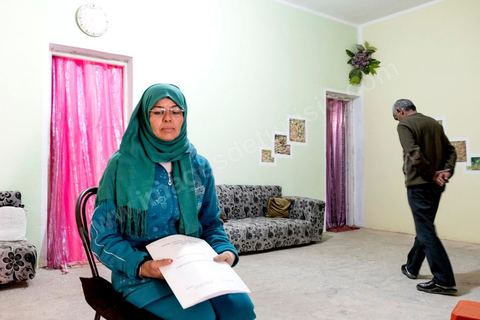 19 janvier 2018 : à Mdhilla quartier El Borj, AKERMI MBARKA, 50 ans, mère de quatre enfants de 19 à 9 ans. Femme au foyer, asthmatique depuis l'âge de 20 ans et aujourd'hui atteinte d'un cancer de la gorge. Chaque fois que le vent pousse les fumées de l'usine vers sa maison elle doit prendre son inhalateur.