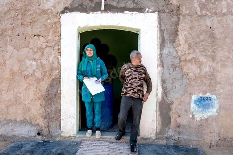 19 janvier 2018 : à Mdhilla quartier El Borj, AKERMI MBARKA, 50 ans, mère de quatre enfants de 19 à 9 ans. Femme au foyer, asthmatique depuis l'âge de 20 ans et aujourd'hui atteinte d'un cancer de la gorge. Chaque fois que le vent pousse les fumées de l'usine vers sa maison elle doit prendre son inhalateur.