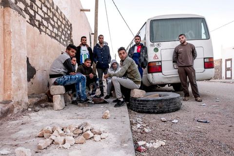 19 janvier 2018 : au centre du quartier El Borj à Mdhilla, les jeunes chomeurs diplomés font depuis plusieurs semaines un Sitin bloquant les bus de la CPG / GCT et réclame de l'embauche. 