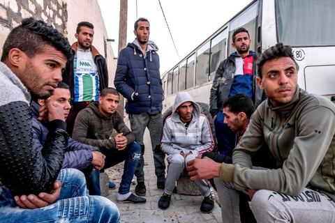 19 janvier 2018 : au centre du quartier El Borj à Mdhilla, les jeunes chomeurs diplomés font depuis plusieurs semaines un Sitin bloquant les bus de la CPG / GCT et réclame de l'embauche. 