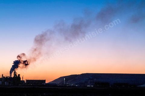 19 janvier 2018 : SIte de transformation du Phosphate de Mdhilla appartenant au GCT (Groupe Chimique Tunisien) et comprenant une unité de production d'acide sulfurique, une d'acide phosphorique et deux unités de de production de TSP (Triple Super Phosphate). Cette usine est située à l'entrée de la ville de Mdhilla et une quinzaine de kilomètres de Gafsa.