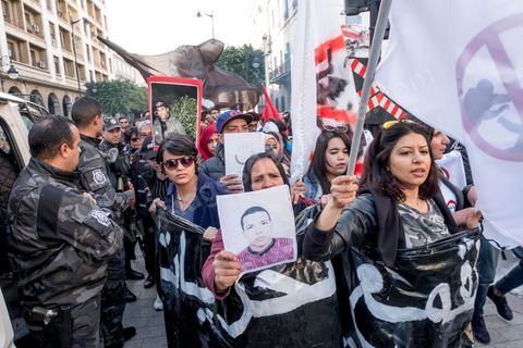 25 novembre 2017 : Manifestation organisée par le collectif de jeunes activistes, le collectif "Hasebhom", pour s'opposer au projet de loi relatif à la répression des atteintes contre les forces armées. Près de 150 jeunes se sont réunit devant le siége du syndicat UGTT pour ensuite rejoindre l'avenue Habib Bourguiba au centre ville de Tunis. Manifestation en présence des familles de jeunes torturés par la police, de la blogueuse Lina Ben Mehnni et l'activiste Afraa Ben Azza, toutes deux victimes de violences policières. L'objectif est de faire son possible pour bloquer ce projet. Il s’agit d’une loi qui ne respecte pas la Constitution et touche aux libertés en Tunisie, selon le collectif. 