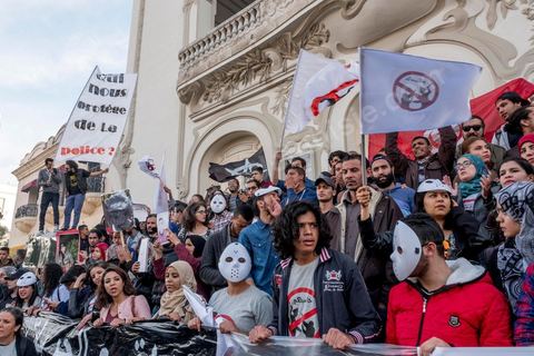 25 novembre 2017 : Manifestation organisée par le collectif de jeunes activistes, le collectif "Hasebhom", pour s'opposer au projet de loi relatif à la répression des atteintes contre les forces armées. Près de 150 jeunes se sont réunit devant le siége du syndicat UGTT pour ensuite rejoindre l'avenue Habib Bourguiba au centre ville de Tunis. Manifestation en présence des familles de jeunes torturés par la police, de la blogueuse Lina Ben Mehnni et l'activiste Afraa Ben Azza, toutes deux victimes de violences policières. L'objectif est de faire son possible pour bloquer ce projet. Il s’agit d’une loi qui ne respecte pas la Constitution et touche aux libertés en Tunisie, selon le collectif. 