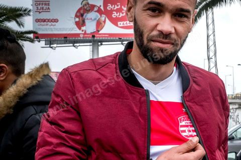 18 février 2018 : Certains supporters viennent de l'autre bout du pays, ici un clubbiste qui vient de Redeyef, ville minière à 500 km de Tunis. A Tunis c'est le grand jour celui du Derby Foot, le match entre les deux meilleures équipes actuelles du championnat et les deux équipes phares de Tunis, le Club Africain (CA) contre l'Espérance de Tunis (EST) au grand stade de Radès dans la banlieue sud de Tunis. Ce match retour est à l'avantage du CA qui dispose de la billetterie. Au vu des nombreux affrontements de supporters et des groupes d'ultras dans les stades entre eux et avec la police, seulement 23000 billets sont mis en vente (pour une capacité de 60000) dont 1200 pour l'EST mais qui ne seront qu'une petite cinquantaine dans la tribune sud. Le match se terminera par la victoire surprise du CA sur le score de 2 à 1. 