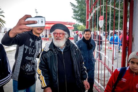 18 février 2018 : Au Parc A, centre d'entrainement du Club Africain, Mohamed Yacine Travelsi est une vrai star et l'un des plus ancien et fidèle supporter du CA. à Tunis c'est le grand jour celui du Derby Foot, le match entre les deux meilleures équipes actuelles du championnat et les deux équipes phares de Tunis, le Club Africain (CA) contre l'Espérance de Tunis (EST) au grand stade de Radès dans la banlieue sud de Tunis. Ce match retour est à l'avantage du CA qui dispose de la billetterie. Au vu des nombreux affrontements de supporters et des groupes d'ultras dans les stades entre eux et avec la police, seulement 23000 billets sont mis en vente (pour une capacité de 60000) dont 1200 pour l'EST mais qui ne seront qu'une petite cinquantaine dans la tribune sud. Le match se terminera par la victoire surprise du CA sur le score de 2 à 1. 
