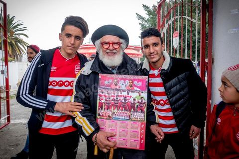 18 février 2018 : Au Parc A, centre d'entrainement du Club Africain, Mohamed Yacine Travelsi est une vrai star et l'un des plus ancien et fidèle supporter du CA. à Tunis c'est le grand jour celui du Derby Foot, le match entre les deux meilleures équipes actuelles du championnat et les deux équipes phares de Tunis, le Club Africain (CA) contre l'Espérance de Tunis (EST) au grand stade de Radès dans la banlieue sud de Tunis. Ce match retour est à l'avantage du CA qui dispose de la billetterie. Au vu des nombreux affrontements de supporters et des groupes d'ultras dans les stades entre eux et avec la police, seulement 23000 billets sont mis en vente (pour une capacité de 60000) dont 1200 pour l'EST mais qui ne seront qu'une petite cinquantaine dans la tribune sud. Le match se terminera par la victoire surprise du CA sur le score de 2 à 1. 