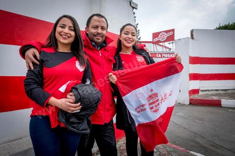18 février 2018 : Au Parc A, centre d'entrainement du Club Africain, Jamila et Feriel Hamrouni vont depuis chaque année au stade avec leur père Lassaad pour soutebir leur club de coeur le CA, malgrè l'interdiction d'entrée au stade aux jeunes de moisn de 18 ans, pour les filles c'est plus facile. A Tunis c'est le grand jour celui du Derby Foot, le match entre les deux meilleures équipes actuelles du championnat et les deux équipes phares de Tunis, le Club Africain (CA) contre l'Espérance de Tunis (EST) au grand stade de Radès dans la banlieue sud de Tunis. Ce match retour est à l'avantage du CA qui dispose de la billetterie. Au vu des nombreux affrontements de supporters et des groupes d'ultras dans les stades entre eux et avec la police, seulement 23000 billets sont mis en vente (pour une capacité de 60000) dont 1200 pour l'EST mais qui ne seront qu'une petite cinquantaine dans la tribune sud. Le match se terminera par la victoire surprise du CA sur le score de 2 à 1. 