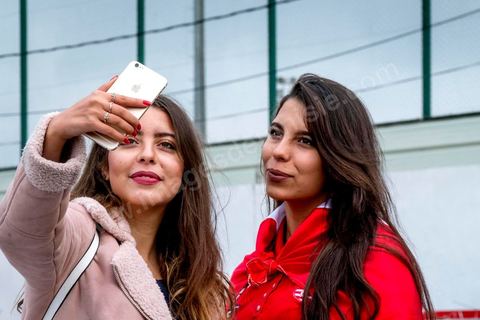18 février 2018 : Au parc A du CA, les supporters se retrouvent et font leurs derniers achats de banderolles et écharpes avantd e rejoindre le stade pour le match. A Tunis c'est le grand jour celui du Derby Foot, le match entre les deux meilleures équipes actuelles du championnat et les deux équipes phares de Tunis, le Club Africain (CA) contre l'Espérance de Tunis (EST) au grand stade de Radès dans la banlieue sud de Tunis. Ce match retour est à l'avantage du CA qui dispose de la billetterie. Au vu des nombreux affrontements de supporters et des groupes d'ultras dans les stades entre eux et avec la police, seulement 23000 billets sont mis en vente (pour une capacité de 60000) dont 1200 pour l'EST mais qui ne seront qu'une petite cinquantaine dans la tribune sud. Le match se terminera par la victoire surprise du CA sur le score de 2 à 1. 