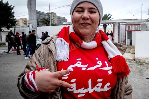 18 février 2018 : Au parc A du CA, les supporters se retrouvent et font leurs derniers achats de banderolles et écharpes avantd e rejoindre le stade pour le match. A Tunis c'est le grand jour celui du Derby Foot, le match entre les deux meilleures équipes actuelles du championnat et les deux équipes phares de Tunis, le Club Africain (CA) contre l'Espérance de Tunis (EST) au grand stade de Radès dans la banlieue sud de Tunis. Ce match retour est à l'avantage du CA qui dispose de la billetterie. Au vu des nombreux affrontements de supporters et des groupes d'ultras dans les stades entre eux et avec la police, seulement 23000 billets sont mis en vente (pour une capacité de 60000) dont 1200 pour l'EST mais qui ne seront qu'une petite cinquantaine dans la tribune sud. Le match se terminera par la victoire surprise du CA sur le score de 2 à 1. 