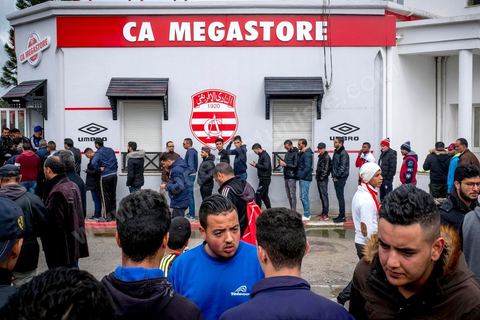 18 février 2018 : Au parc A du CA, les supporters se retrouvent et font leurs derniers achats de banderolles et écharpes avantd e rejoindre le stade pour le match. A Tunis c'est le grand jour celui du Derby Foot, le match entre les deux meilleures équipes actuelles du championnat et les deux équipes phares de Tunis, le Club Africain (CA) contre l'Espérance de Tunis (EST) au grand stade de Radès dans la banlieue sud de Tunis. Ce match retour est à l'avantage du CA qui dispose de la billetterie. Au vu des nombreux affrontements de supporters et des groupes d'ultras dans les stades entre eux et avec la police, seulement 23000 billets sont mis en vente (pour une capacité de 60000) dont 1200 pour l'EST mais qui ne seront qu'une petite cinquantaine dans la tribune sud. Le match se terminera par la victoire surprise du CA sur le score de 2 à 1. 