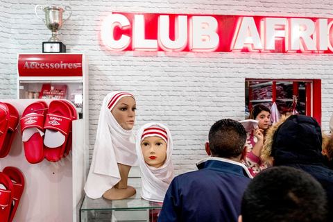 18 février 2018 : Au parc A du CA, les supporters se retrouvent et font leurs derniers achats de banderolles et écharpes avantd e rejoindre le stade pour le match. A Tunis c'est le grand jour celui du Derby Foot, le match entre les deux meilleures équipes actuelles du championnat et les deux équipes phares de Tunis, le Club Africain (CA) contre l'Espérance de Tunis (EST) au grand stade de Radès dans la banlieue sud de Tunis. Ce match retour est à l'avantage du CA qui dispose de la billetterie. Au vu des nombreux affrontements de supporters et des groupes d'ultras dans les stades entre eux et avec la police, seulement 23000 billets sont mis en vente (pour une capacité de 60000) dont 1200 pour l'EST mais qui ne seront qu'une petite cinquantaine dans la tribune sud. Le match se terminera par la victoire surprise du CA sur le score de 2 à 1. 