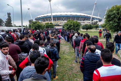 18 février 2018 : L'entrée au stade et plus particulièrement des accès aux tribunes nord, celles des ultras du CA, nécessite discipline, controles et fouilles par la police. Les derniers matchs ayant connu beaucoup de violences et affrontements des ultras avec la police, les conditions d'entrée au stade sont rigoureuses et sous la surveillance de près de 3000 policiers. A Tunis c'est le grand jour celui du Derby Foot, le match entre les deux meilleures équipes actuelles du championnat et les deux équipes phares de Tunis, le Club Africain (CA) contre l'Espérance de Tunis (EST) au grand stade de Radès dans la banlieue sud de Tunis. Ce match retour est à l'avantage du CA qui dispose de la billetterie. Au vu des nombreux affrontements de supporters et des groupes d'ultras dans les stades entre eux et avec la police, seulement 23000 billets sont mis en vente (pour une capacité de 60000) dont 1200 pour l'EST mais qui ne seront qu'une petite cinquantaine dans la tribune sud. Le match se terminera par la victoire surprise du CA sur le score de 2 à 1. 