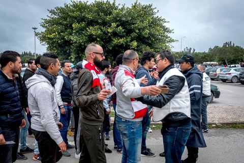 18 février 2018 : L'entrée au stade et plus particulièrement des accès aux tribunes nord, celles des ultras du CA, nécessite discipline, controles et fouilles par la police. Les derniers matchs ayant connu beaucoup de violences et affrontements des ultras avec la police, les conditions d'entrée au stade sont rigoureuses et sous la surveillance de près de 3000 policiers. A Tunis c'est le grand jour celui du Derby Foot, le match entre les deux meilleures équipes actuelles du championnat et les deux équipes phares de Tunis, le Club Africain (CA) contre l'Espérance de Tunis (EST) au grand stade de Radès dans la banlieue sud de Tunis. Ce match retour est à l'avantage du CA qui dispose de la billetterie. Au vu des nombreux affrontements de supporters et des groupes d'ultras dans les stades entre eux et avec la police, seulement 23000 billets sont mis en vente (pour une capacité de 60000) dont 1200 pour l'EST mais qui ne seront qu'une petite cinquantaine dans la tribune sud. Le match se terminera par la victoire surprise du CA sur le score de 2 à 1. 