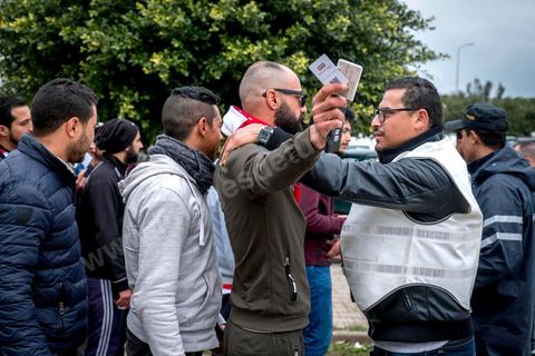 18 février 2018 : L'entrée au stade et plus particulièrement des accès aux tribunes nord, celles des ultras du CA, nécessite discipline, controles et fouilles par la police. Les derniers matchs ayant connu beaucoup de violences et affrontements des ultras avec la police, les conditions d'entrée au stade sont rigoureuses et sous la surveillance de près de 3000 policiers. A Tunis c'est le grand jour celui du Derby Foot, le match entre les deux meilleures équipes actuelles du championnat et les deux équipes phares de Tunis, le Club Africain (CA) contre l'Espérance de Tunis (EST) au grand stade de Radès dans la banlieue sud de Tunis. Ce match retour est à l'avantage du CA qui dispose de la billetterie. Au vu des nombreux affrontements de supporters et des groupes d'ultras dans les stades entre eux et avec la police, seulement 23000 billets sont mis en vente (pour une capacité de 60000) dont 1200 pour l'EST mais qui ne seront qu'une petite cinquantaine dans la tribune sud. Le match se terminera par la victoire surprise du CA sur le score de 2 à 1. 