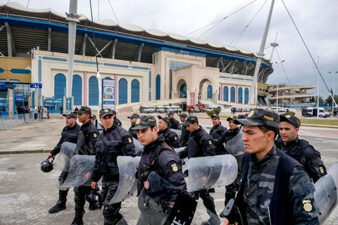 18 février 2018 : L'entrée au stade et plus particulièrement des accès aux tribunes nord, celles des ultras du CA, nécessite discipline, controles et fouilles par la police. Les derniers matchs ayant connu beaucoup de violences et affrontements des ultras avec la police, les conditions d'entrée au stade sont rigoureuses et sous la surveillance de près de 3000 policiers. A Tunis c'est le grand jour celui du Derby Foot, le match entre les deux meilleures équipes actuelles du championnat et les deux équipes phares de Tunis, le Club Africain (CA) contre l'Espérance de Tunis (EST) au grand stade de Radès dans la banlieue sud de Tunis. Ce match retour est à l'avantage du CA qui dispose de la billetterie. Au vu des nombreux affrontements de supporters et des groupes d'ultras dans les stades entre eux et avec la police, seulement 23000 billets sont mis en vente (pour une capacité de 60000) dont 1200 pour l'EST mais qui ne seront qu'une petite cinquantaine dans la tribune sud. Le match se terminera par la victoire surprise du CA sur le score de 2 à 1. 