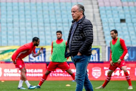 18 février 2018 : Bertrand Marchand, entraineur du CA depuis décembre 2017. à Tunis c'est le grand jour celui du Derby Foot, le match entre les deux meilleures équipes actuelles du championnat et les deux équipes phares de Tunis, le Club Africain (CA) contre l'Espérance de Tunis (EST) au grand stade de Radès dans la banlieue sud de Tunis. Ce match retour est à l'avantage du CA qui dispose de la billetterie. Au vu des nombreux affrontements de supporters et des groupes d'ultras dans les stades entre eux et avec la police, seulement 23000 billets sont mis en vente (pour une capacité de 60000) dont 1200 pour l'EST mais qui ne seront qu'une petite cinquantaine dans la tribune sud. Le match se terminera par la victoire surprise du CA sur le score de 2 à 1. 
