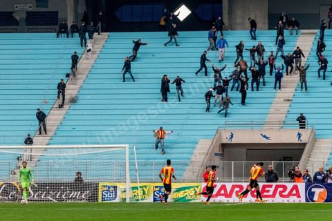 18 février 2018 : Au premier but de l'EST, les quelques 50 supporters de l'équipe dans les trbunes sud explosent de joie. à Tunis c'est le grand jour celui du Derby Foot, le match entre les deux meilleures équipes actuelles du championnat et les deux équipes phares de Tunis, le Club Africain (CA) contre l'Espérance de Tunis (EST) au grand stade de Radès dans la banlieue sud de Tunis. Ce match retour est à l'avantage du CA qui dispose de la billetterie. Au vu des nombreux affrontements de supporters et des groupes d'ultras dans les stades entre eux et avec la police, seulement 23000 billets sont mis en vente (pour une capacité de 60000) dont 1200 pour l'EST mais qui ne seront qu'une petite cinquantaine dans la tribune sud. Le match se terminera par la victoire surprise du CA sur le score de 2 à 1. 