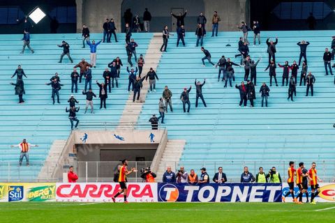 18 février 2018 : Au premier but de l'EST, les quelques 50 supporters de l'équipe dans les trbunes sud explosent de joie. à Tunis c'est le grand jour celui du Derby Foot, le match entre les deux meilleures équipes actuelles du championnat et les deux équipes phares de Tunis, le Club Africain (CA) contre l'Espérance de Tunis (EST) au grand stade de Radès dans la banlieue sud de Tunis. Ce match retour est à l'avantage du CA qui dispose de la billetterie. Au vu des nombreux affrontements de supporters et des groupes d'ultras dans les stades entre eux et avec la police, seulement 23000 billets sont mis en vente (pour une capacité de 60000) dont 1200 pour l'EST mais qui ne seront qu'une petite cinquantaine dans la tribune sud. Le match se terminera par la victoire surprise du CA sur le score de 2 à 1. 