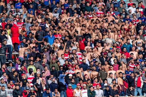 18 février 2018 : Les supporters ultras du CA, installés dans les tribunes nord du stade sous haute surveillance policière ne manqueront pas de leur jeter bouteilles, morceaux de sanitaires et funmigènes, sans toute fois de violences importantes.  A Tunis c'est le grand jour celui du Derby Foot, le match entre les deux meilleures équipes actuelles du championnat et les deux équipes phares de Tunis, le Club Africain (CA) contre l'Espérance de Tunis (EST) au grand stade de Radès dans la banlieue sud de Tunis. Ce match retour est à l'avantage du CA qui dispose de la billetterie. Au vu des nombreux affrontements de supporters et des groupes d'ultras dans les stades entre eux et avec la police, seulement 23000 billets sont mis en vente (pour une capacité de 60000) dont 1200 pour l'EST mais qui ne seront qu'une petite cinquantaine dans la tribune sud. Le match se terminera par la victoire surprise du CA sur le score de 2 à 1. 