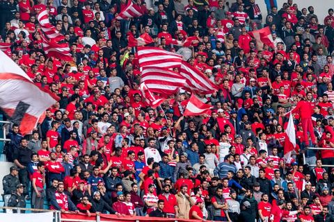 18 février 2018 : Les supporters ultras du CA, installés dans les tribunes nord du stade sous haute surveillance policière ne manqueront pas de leur jeter bouteilles, morceaux de sanitaires et funmigènes, sans toute fois de violences importantes.  A Tunis c'est le grand jour celui du Derby Foot, le match entre les deux meilleures équipes actuelles du championnat et les deux équipes phares de Tunis, le Club Africain (CA) contre l'Espérance de Tunis (EST) au grand stade de Radès dans la banlieue sud de Tunis. Ce match retour est à l'avantage du CA qui dispose de la billetterie. Au vu des nombreux affrontements de supporters et des groupes d'ultras dans les stades entre eux et avec la police, seulement 23000 billets sont mis en vente (pour une capacité de 60000) dont 1200 pour l'EST mais qui ne seront qu'une petite cinquantaine dans la tribune sud. Le match se terminera par la victoire surprise du CA sur le score de 2 à 1. 