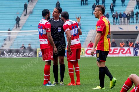18 février 2018 : à Tunis c'est le grand jour celui du Derby Foot, le match entre les deux meilleures équipes actuelles du championnat et les deux équipes phares de Tunis, le Club Africain (CA) contre l'Espérance de Tunis (EST) au grand stade de Radès dans la banlieue sud de Tunis. Ce match retour est à l'avantage du CA qui dispose de la billetterie. Au vu des nombreux affrontements de supporters et des groupes d'ultras dans les stades entre eux et avec la police, seulement 23000 billets sont mis en vente (pour une capacité de 60000) dont 1200 pour l'EST mais qui ne seront qu'une petite cinquantaine dans la tribune sud. Le match se terminera par la victoire surprise du CA sur le score de 2 à 1. 