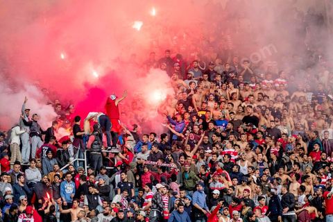 18 février 2018 : Les supporters ultras du CA, installés dans les tribunes nord du stade sous haute surveillance policière ne manqueront pas de leur jeter bouteilles, morceaux de sanitaires et funmigènes, sans toute fois de violences importantes.  A Tunis c'est le grand jour celui du Derby Foot, le match entre les deux meilleures équipes actuelles du championnat et les deux équipes phares de Tunis, le Club Africain (CA) contre l'Espérance de Tunis (EST) au grand stade de Radès dans la banlieue sud de Tunis. Ce match retour est à l'avantage du CA qui dispose de la billetterie. Au vu des nombreux affrontements de supporters et des groupes d'ultras dans les stades entre eux et avec la police, seulement 23000 billets sont mis en vente (pour une capacité de 60000) dont 1200 pour l'EST mais qui ne seront qu'une petite cinquantaine dans la tribune sud. Le match se terminera par la victoire surprise du CA sur le score de 2 à 1. 