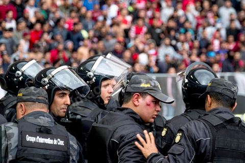 18 février 2018 : Les supporters ultras du CA, installés dans les tribunes nord du stade sous haute surveillance policière ne manqueront pas de leur jeter bouteilles, morceaux de sanitaires et funmigènes, sans toute fois de violences importantes.  A Tunis c'est le grand jour celui du Derby Foot, le match entre les deux meilleures équipes actuelles du championnat et les deux équipes phares de Tunis, le Club Africain (CA) contre l'Espérance de Tunis (EST) au grand stade de Radès dans la banlieue sud de Tunis. Ce match retour est à l'avantage du CA qui dispose de la billetterie. Au vu des nombreux affrontements de supporters et des groupes d'ultras dans les stades entre eux et avec la police, seulement 23000 billets sont mis en vente (pour une capacité de 60000) dont 1200 pour l'EST mais qui ne seront qu'une petite cinquantaine dans la tribune sud. Le match se terminera par la victoire surprise du CA sur le score de 2 à 1. 