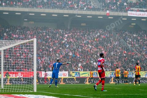 18 février 2018 : à Tunis c'est le grand jour celui du Derby Foot, le match entre les deux meilleures équipes actuelles du championnat et les deux équipes phares de Tunis, le Club Africain (CA) contre l'Espérance de Tunis (EST) au grand stade de Radès dans la banlieue sud de Tunis. Ce match retour est à l'avantage du CA qui dispose de la billetterie. Au vu des nombreux affrontements de supporters et des groupes d'ultras dans les stades entre eux et avec la police, seulement 23000 billets sont mis en vente (pour une capacité de 60000) dont 1200 pour l'EST mais qui ne seront qu'une petite cinquantaine dans la tribune sud. Le match se terminera par la victoire surprise du CA sur le score de 2 à 1. 