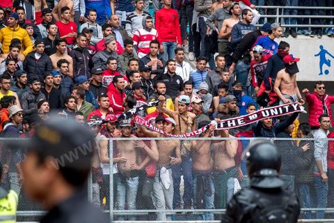 18 février 2018 : Les supporters ultras du CA, installés dans les tribunes nord du stade sous haute surveillance policière ne manqueront pas de leur jeter bouteilles, morceaux de sanitaires et funmigènes, sans toute fois de violences importantes.  A Tunis c'est le grand jour celui du Derby Foot, le match entre les deux meilleures équipes actuelles du championnat et les deux équipes phares de Tunis, le Club Africain (CA) contre l'Espérance de Tunis (EST) au grand stade de Radès dans la banlieue sud de Tunis. Ce match retour est à l'avantage du CA qui dispose de la billetterie. Au vu des nombreux affrontements de supporters et des groupes d'ultras dans les stades entre eux et avec la police, seulement 23000 billets sont mis en vente (pour une capacité de 60000) dont 1200 pour l'EST mais qui ne seront qu'une petite cinquantaine dans la tribune sud. Le match se terminera par la victoire surprise du CA sur le score de 2 à 1. 