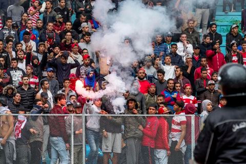18 février 2018 : Les supporters ultras du CA, installés dans les tribunes nord du stade sous haute surveillance policière ne manqueront pas de leur jeter bouteilles, morceaux de sanitaires et funmigènes, sans toute fois de violences importantes.  A Tunis c'est le grand jour celui du Derby Foot, le match entre les deux meilleures équipes actuelles du championnat et les deux équipes phares de Tunis, le Club Africain (CA) contre l'Espérance de Tunis (EST) au grand stade de Radès dans la banlieue sud de Tunis. Ce match retour est à l'avantage du CA qui dispose de la billetterie. Au vu des nombreux affrontements de supporters et des groupes d'ultras dans les stades entre eux et avec la police, seulement 23000 billets sont mis en vente (pour une capacité de 60000) dont 1200 pour l'EST mais qui ne seront qu'une petite cinquantaine dans la tribune sud. Le match se terminera par la victoire surprise du CA sur le score de 2 à 1. 