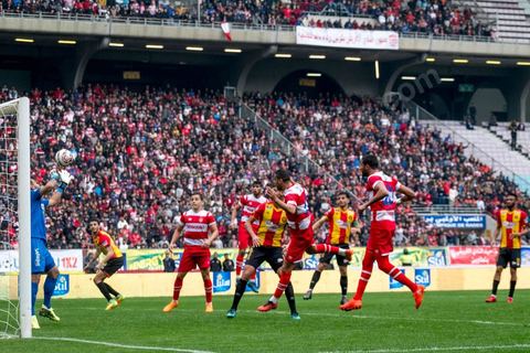 18 février 2018 : à Tunis c'est le grand jour celui du Derby Foot, le match entre les deux meilleures équipes actuelles du championnat et les deux équipes phares de Tunis, le Club Africain (CA) contre l'Espérance de Tunis (EST) au grand stade de Radès dans la banlieue sud de Tunis. Ce match retour est à l'avantage du CA qui dispose de la billetterie. Au vu des nombreux affrontements de supporters et des groupes d'ultras dans les stades entre eux et avec la police, seulement 23000 billets sont mis en vente (pour une capacité de 60000) dont 1200 pour l'EST mais qui ne seront qu'une petite cinquantaine dans la tribune sud. Le match se terminera par la victoire surprise du CA sur le score de 2 à 1. 