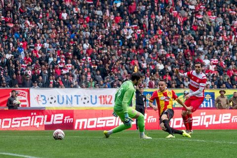 18 février 2018 : à Tunis c'est le grand jour celui du Derby Foot, le match entre les deux meilleures équipes actuelles du championnat et les deux équipes phares de Tunis, le Club Africain (CA) contre l'Espérance de Tunis (EST) au grand stade de Radès dans la banlieue sud de Tunis. Ce match retour est à l'avantage du CA qui dispose de la billetterie. Au vu des nombreux affrontements de supporters et des groupes d'ultras dans les stades entre eux et avec la police, seulement 23000 billets sont mis en vente (pour une capacité de 60000) dont 1200 pour l'EST mais qui ne seront qu'une petite cinquantaine dans la tribune sud. Le match se terminera par la victoire surprise du CA sur le score de 2 à 1. 