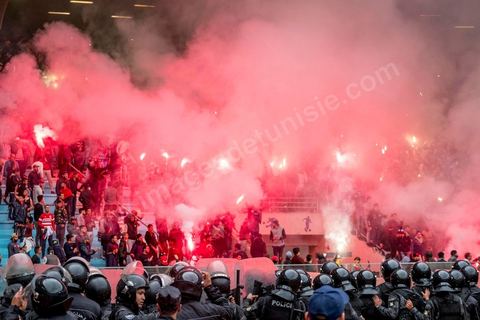 18 février 2018 : Les supporters ultras du CA, installés dans les tribunes nord du stade sous haute surveillance policière ne manqueront pas de leur jeter bouteilles, morceaux de sanitaires et funmigènes, sans toute fois de violences importantes.  A Tunis c'est le grand jour celui du Derby Foot, le match entre les deux meilleures équipes actuelles du championnat et les deux équipes phares de Tunis, le Club Africain (CA) contre l'Espérance de Tunis (EST) au grand stade de Radès dans la banlieue sud de Tunis. Ce match retour est à l'avantage du CA qui dispose de la billetterie. Au vu des nombreux affrontements de supporters et des groupes d'ultras dans les stades entre eux et avec la police, seulement 23000 billets sont mis en vente (pour une capacité de 60000) dont 1200 pour l'EST mais qui ne seront qu'une petite cinquantaine dans la tribune sud. Le match se terminera par la victoire surprise du CA sur le score de 2 à 1. 