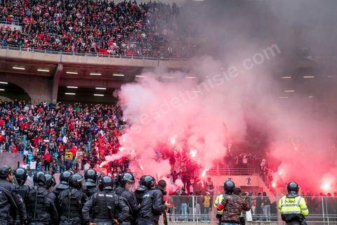 18 février 2018 : Les supporters ultras du CA, installés dans les tribunes nord du stade sous haute surveillance policière ne manqueront pas de leur jeter bouteilles, morceaux de sanitaires et funmigènes, sans toute fois de violences importantes.  A Tunis c'est le grand jour celui du Derby Foot, le match entre les deux meilleures équipes actuelles du championnat et les deux équipes phares de Tunis, le Club Africain (CA) contre l'Espérance de Tunis (EST) au grand stade de Radès dans la banlieue sud de Tunis. Ce match retour est à l'avantage du CA qui dispose de la billetterie. Au vu des nombreux affrontements de supporters et des groupes d'ultras dans les stades entre eux et avec la police, seulement 23000 billets sont mis en vente (pour une capacité de 60000) dont 1200 pour l'EST mais qui ne seront qu'une petite cinquantaine dans la tribune sud. Le match se terminera par la victoire surprise du CA sur le score de 2 à 1. 