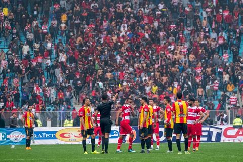 18 février 2018 : à Tunis c'est le grand jour celui du Derby Foot, le match entre les deux meilleures équipes actuelles du championnat et les deux équipes phares de Tunis, le Club Africain (CA) contre l'Espérance de Tunis (EST) au grand stade de Radès dans la banlieue sud de Tunis. Ce match retour est à l'avantage du CA qui dispose de la billetterie. Au vu des nombreux affrontements de supporters et des groupes d'ultras dans les stades entre eux et avec la police, seulement 23000 billets sont mis en vente (pour une capacité de 60000) dont 1200 pour l'EST mais qui ne seront qu'une petite cinquantaine dans la tribune sud. Le match se terminera par la victoire surprise du CA sur le score de 2 à 1. 