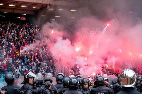 18 février 2018 : Les supporters ultras du CA, installés dans les tribunes nord du stade sous haute surveillance policière ne manqueront pas de leur jeter bouteilles, morceaux de sanitaires et funmigènes, sans toute fois de violences importantes.  A Tunis c'est le grand jour celui du Derby Foot, le match entre les deux meilleures équipes actuelles du championnat et les deux équipes phares de Tunis, le Club Africain (CA) contre l'Espérance de Tunis (EST) au grand stade de Radès dans la banlieue sud de Tunis. Ce match retour est à l'avantage du CA qui dispose de la billetterie. Au vu des nombreux affrontements de supporters et des groupes d'ultras dans les stades entre eux et avec la police, seulement 23000 billets sont mis en vente (pour une capacité de 60000) dont 1200 pour l'EST mais qui ne seront qu'une petite cinquantaine dans la tribune sud. Le match se terminera par la victoire surprise du CA sur le score de 2 à 1. 